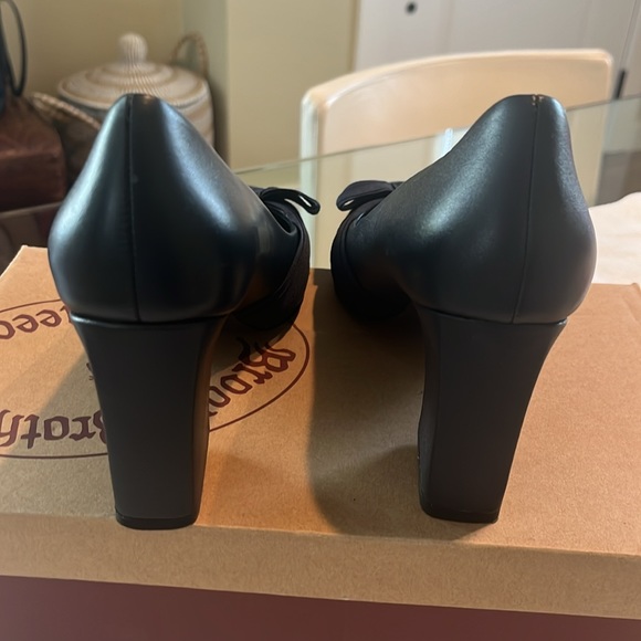 Brooks Brothers Navy Pumps. Size 7. - Picture 4 of 4